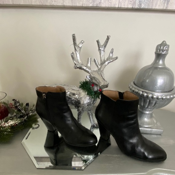 Adrienne Vittadini Shoes  Black Leather Ankle Boot - Picture 4 of 14